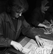 07.11.1968, Hajnówka, woj. Białystok, Polska.
Pracownice Zakładów Przemysłu Drzewnego układające panele podłogowe.
Fot. Jarosław Tarań, zbiory Ośrodka KARTA
