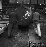 07.11.1968, Hajnówka, woj. Białystok, Polska.
Pracownicy Zakładów Przemysłu Drzewnego transportujący drewniane bale do hali produkcyjnej.
Fot. Jarosław Tarań, zbiory Ośrodka KARTA

