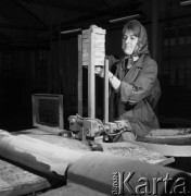 07.11.1968, Hajnówka, woj. Białystok, Polska.
Pracownica Zakładów Przemysłu Drzewnego w hali produkcyjnej.
Fot. Jarosław Tarań, zbiory Ośrodka KARTA
