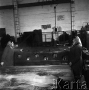 07.11.1968, Hajnówka, woj. Białystok, Polska.
Pracownice Zakładów Przemysłu Drzewnego w hali produkcyjnej.
Fot. Jarosław Tarań, zbiory Ośrodka KARTA
