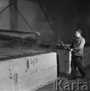 07.11.1968, Hajnówka, woj. Białystok, Polska.
Pracownik Zakładów Przemysłu Drzewnego w hali produkcyjnej.
Fot. Jarosław Tarań, zbiory Ośrodka KARTA
