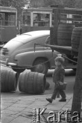 27.08.1963, Warszawa, Polska.
Chłopiec spacerujący po chodniku z teczką w ręku.
Fot. Jarosław Tarań, zbiory Ośrodka KARTA [63-34]

