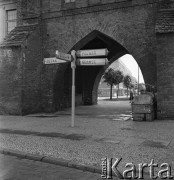 19.08.1968, Słupsk, woj. Koszalin, Polska.
Widok na zabytkową bramę miejską z drugiej połowy XIV wieku, na pierwszym planie drogowskaz wskazujący drogi do Poznania, Koszalina, Ustki i Gdańska.
Fot. Jarosław Tarań, zbiory Ośrodka KARTA