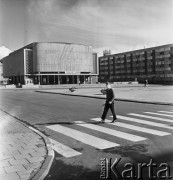 19.08.1968, Słupsk, woj. Koszalin, Polska.
Widok na kino Milenium w Słupsku, nad wejściej tytuł wyświetlanego filmu 