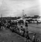 19.08.1968, Gdynia, woj. Gdańsk, Polska.
Widok na port morski w Gdyni. Na pierwszym planie siedzący harcerze.
Fot. Jarosław Tarań, zbiory Ośrodka KARTA