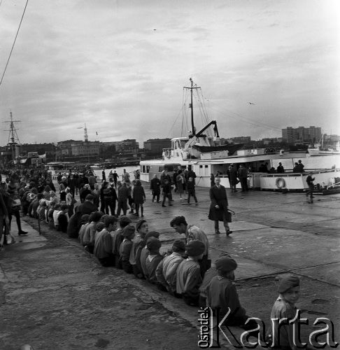 19.08.1968, Gdynia, woj. Gdańsk, Polska.
Widok na port morski w Gdyni. Na pierwszym planie siedzący harcerze.
Fot. Jarosław Tarań, zbiory Ośrodka KARTA