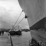 19.08.1968, Gdynia, woj. Gdańsk,Polska.
Okręty marynarki wojennej w porcie. Na pierwszym planie kadłub statku i liny cumownicze.
Fot. Jarosław Tarań, zbiory Ośrodka KARTA