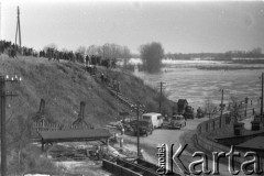 18.03.1963, Wyszogród, Polska.
Ludność obserwująca powódź i zagrożony zerwaniem most na Wiśle.
Fot. Jarosław Tarań, zbiory Ośrodka KARTA [63-16]

