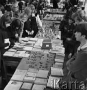 1968, Warszawa, Polska.
Giełda hobbistyczna w IV Liceum im. Adama Mickiewicza na Pradze. Na pierwszym planie uczniowe eksponujący swoje kolekcje monet i starodruków.
Fot. Jarosław Tarań, zbiory Ośrodka KARTA