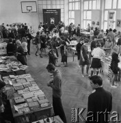 1968, Warszawa, Polska.
Giełda hobbistyczna w sali gimnastycznej  IV Liceum im. Adama Mickiewicza na Pradze. 
Fot. Jarosław Tarań, zbiory Ośrodka KARTA