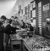 1968, Warszawa, Polska.
Giełda hobbistyczna w sali gimnastycznej IV Liceum im. Adama Mickiewicza na Pradze. Na pierwszym planie uczniowe oglądający kolekcję pamiątek podróżniczych rozłożoną na stole.
Fot. Jarosław Tarań, zbiory Ośrodka KARTA