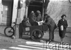 10.04.1963, Warszawa, Polska.
Riksza na postoju.
Fot. Jarosław Tarań, zbiory Ośrodka KARTA [63-38]

