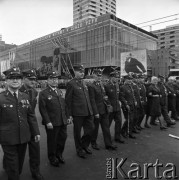 01.05.1968, Warszawa, Polska.
Pochód pierwszomajowy w centrum Warszawy, na budynku Domów Towarowych 