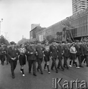 01.05.1968, Warszawa, Polska.
Pochód pierwszomajowy w centrum Warszawy. Kombatanci ze ZBoWiD-u z harcerkami, na budynku Domów Towarowych 