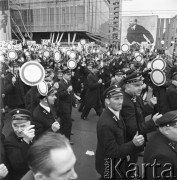 01.05.1968, Warszawa, Polska.
Pochód pierwszomajowy w centrum Warszawy. Delegacja kolejarzy trzymających lizaki kolejarskie i portrety Lenina. W tle Domy Towarowe 