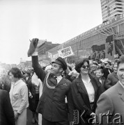 01.05.1968, Warszawa, Polska.
Pochód pierwszomajowy w centrum Warszawy. Żołnierz trzmający w ręku chustkę, z tyłu tłum ludzi z transparentami: