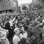 01.05.1968, Warszawa, Polska.
Pochód pierwszomajowy w centrum Warszawy. Manifestacja młodych ludzi z gałązkami i portretami Gomułki. W tle Domy Towarowe Centrum i portret Włodzimierza Lenina.
Fot. Jarosław Tarań, zbiory Ośrodka KARTA