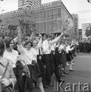 01.05.1968, Warszawa, Polska.
Pochód pierwszomajowy w centrum Warszawy. Młodzież ubrana na galowo wiwatująca gałązkami, w tle Domy Towarowe 