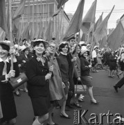 01.05.1968, Warszawa, Polska.
Pochód pierwszomajowy w centrum Warszawy. Młode kobiety w papierowych kapeluszach trzymające szturmówki. W tle Domy Towarowe 