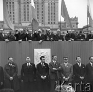 01.05.1968, Warszawa, Polska.
Uroczystości pierwszomajowe w centrum Warszawy. Na trybunie honorowej stoją: (trzeci od lewej) Józef Cyrankiewicz, następnie w prawo Marian Spychalski, Władysław Gomułka, Józef Kępa, Zenon Kliszko. Za nimi Pałac Kultury i Nauki.
Fot. Jarosław Tarań, zbiory Ośrodka KARTA