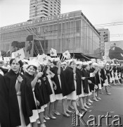 01.05.1968, Warszawa, Polska.
Pochód pierwszomajowy w centrum Warszawy. Uczennice szkoły pielęgniarskiej w pelerynkach i czepkach trzymają chorągiewki ze znakiem Czerwonego Krzyża i małe flagi narodowe, w tle Domy Towarowe 