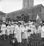 01.05.1968, Warszawa, Polska.
Pochód pierwszomajowy w centrum Warszawy. Pielęgniarki w białych fartuchach i czepkach z chorągiewkami. W tle Domy Towarowe 