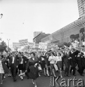 01.05.1968, Warszawa, Polska.
Pochód pierwszomajowy w centrum Warszawy. Na pierwszym planie wiwatująca młodzież szkolna z transparentami 