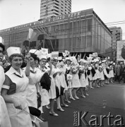 01.05.1968, Warszawa, Polska.
Pochód pierwszomajowy w centrum Warszawy. Na pierwszym planie wiwatujące uczennice Liceum Pielęgniarskiego. W tle Domy Towarowe 