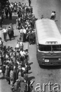 26.05.1963, Warszawa, Polska.
Tłum wsiadający do autobusu na przystanku.
Fot. Jarosław Tarań, zbiory Ośrodka KARTA [63-36]

