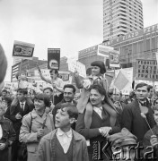 01.05.1968, Warszawa, Polska.
Pochód pierwszomajowy w centrum Warszawy. Na pierwszym planie manifestanci z transparentami przedstawiającymi  radioodbiorniki oraz z hasłami: 