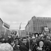 01.05.1968, Warszawa, Polska.
Pochód pierwszomajowy w centrum Warszawy. Na pierwszym planie manifestanci z transparentami przedstawiającymi radioodbiorniki, w tle Domy Towarowe 