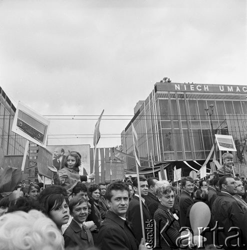 01.05.1968, Warszawa, Polska.
Pochód pierwszomajowy w centrum Warszawy. Na pierwszym planie manifestanci z transparentami przedstawiającymi radioodbiorniki, w tle Domy Towarowe 