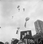 01.05.1968, Warszawa, Polska.
Pochód pierwszomajowy w centrum Warszawy. Na pierwszym planie unoszące się baloniki z flagami Polski oraz transparenty 