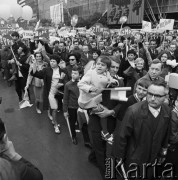 01.05.1968, Warszawa, Polska.
Pochód pierwszomajowy w centrum Warszawy. Na pierwszym planie manifestanci z transparentami: 