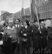 01.05.1968, Warszawa, Polska.
Pochód pierwszomajowy w centrum Warszawy. Manifestanci z biało-czerwonymi flagami, w tle Domy Towarowe 