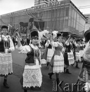 01.05.1968, Warszawa, Polska.
Pochód pierwszomajowy w centrum Warszawy. Na pierwszym planie parada kobiet w strojach ludowych, w tle Domy Towarowe 