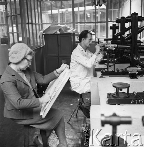 Czerwiec, 1968, Warszawa, Polska.
Polskie Zakłady Optyczne, artystka malarka M. Ostrowska rysująca sprzęt produkowany przez PZO.
Fot. Jarosław Tarań, zbiory Ośrodka KARTA