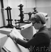 Czerwiec, 1968, Warszawa, Polska.
Polskie Zakłady Optyczne, artystka malarka M. Ostrowska rysująca sprzęt produkowany przez PZO.
Fot. Jarosław Tarań, zbiory Ośrodka KARTA
