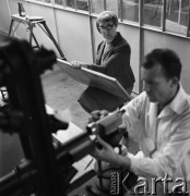 Czerwiec, 1968, Warszawa, Polska.
Polskie Zakłady Optyczne. W tle artystka malarka M. Ostrowska rysująca sprzęt produkowany przez PZO.
Fot. Jarosław Tarań, zbiory Ośrodka KARTA