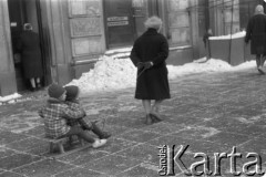 05.02.1963, Warszawa, Polska.
Kobieta ciągnąca dzieci na sankach.
Fot. Jarosław Tarań, zbiory Ośrodka KARTA [63-40]

