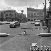 05.06.1968, Warszawa, Polska.
Marszałkowska Dzielnica Mieszkaniowa, wymiana ulicznych latarni. W tle ruch uliczny na Placu Konstytucji. 
Fot. Jarosław Tarań, zbiory Ośrodka KARTA