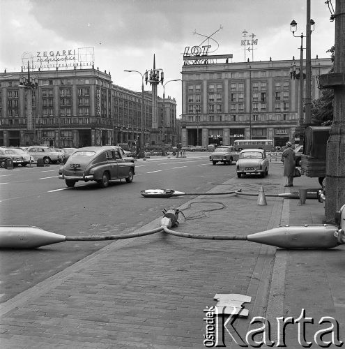05.06.1968, Warszawa, Polska.
Marszałkowska Dzielnica Mieszkaniowa, wymiana ulicznych latarni. W tle ruch uliczny na Placu Konstytucji. 
Fot. Jarosław Tarań, zbiory Ośrodka KARTA