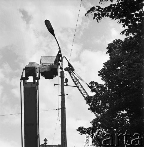 05.06.1968, Warszawa, Polska.
MDM, wymiana latarni przy Placu Konstytucji.
Fot. Jarosław Tarań, zbiory Ośrodka KARTA