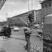 05.06.1968, Warszawa, Polska.
Marszałkowska Dzielnica Mieszkaniowa - Plac Konstytucji, wymiana ulicznych latarni.
Fot. Jarosław Tarań, zbiory Ośrodka KARTA