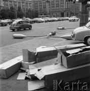 05.06.1968, Warszawa, Polska.
MDM, wymiana latarni, na pierwszym planie kartony po latarniach, w tle samochody stojące na Placu Konstytucji.
Fot. Jarosław Tarań, zbiory Ośrodka KARTA