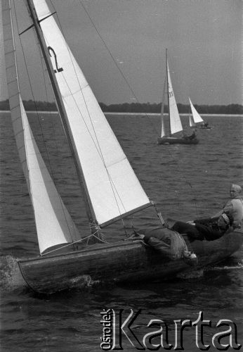 13.06.1963, Warszawa, Polska.
Żeglarze na Zalewie Zegrzyńskim.
Fot. Jarosław Tarań, zbiory Ośrodka KARTA [63-49]

