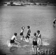 04.06.1968, Warszawa, Polska.
Dzieci grające w piłkę i bawiące się nad Wisłą. 
Fot. Jarosław Tarań, zbiory Ośrodka KARTA