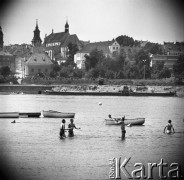 04.06.1968, Warszawa, Polska.
Młodzież grająca w piłkę w Wiśle, wokół łódki, w tle Stare Miasto.
Fot. Jarosław Tarań, zbiory Ośrodka KARTA