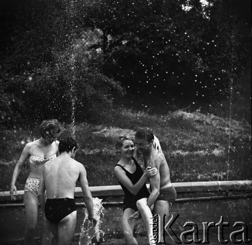 04.06.1968, Warszawa, Polska.
Wypoczynek nad Wisłą. Na pierwszym planie młodzież bawiąca się nad rzeką.
Fot. Jarosław Tarań, zbiory Ośrodka KARTA