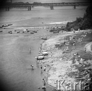 04.06.1968, Warszawa, Polska.
Widok na plaże nad Wisłą. Na pierwszym planie ludzie opalający się na plaży. 
Fot. Jarosław Tarań, zbiory Ośrodka KARTA